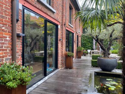 Pourquoi la réactivité d’un fabricant de châssis aluminium change tout pour un installateur en Belgique?